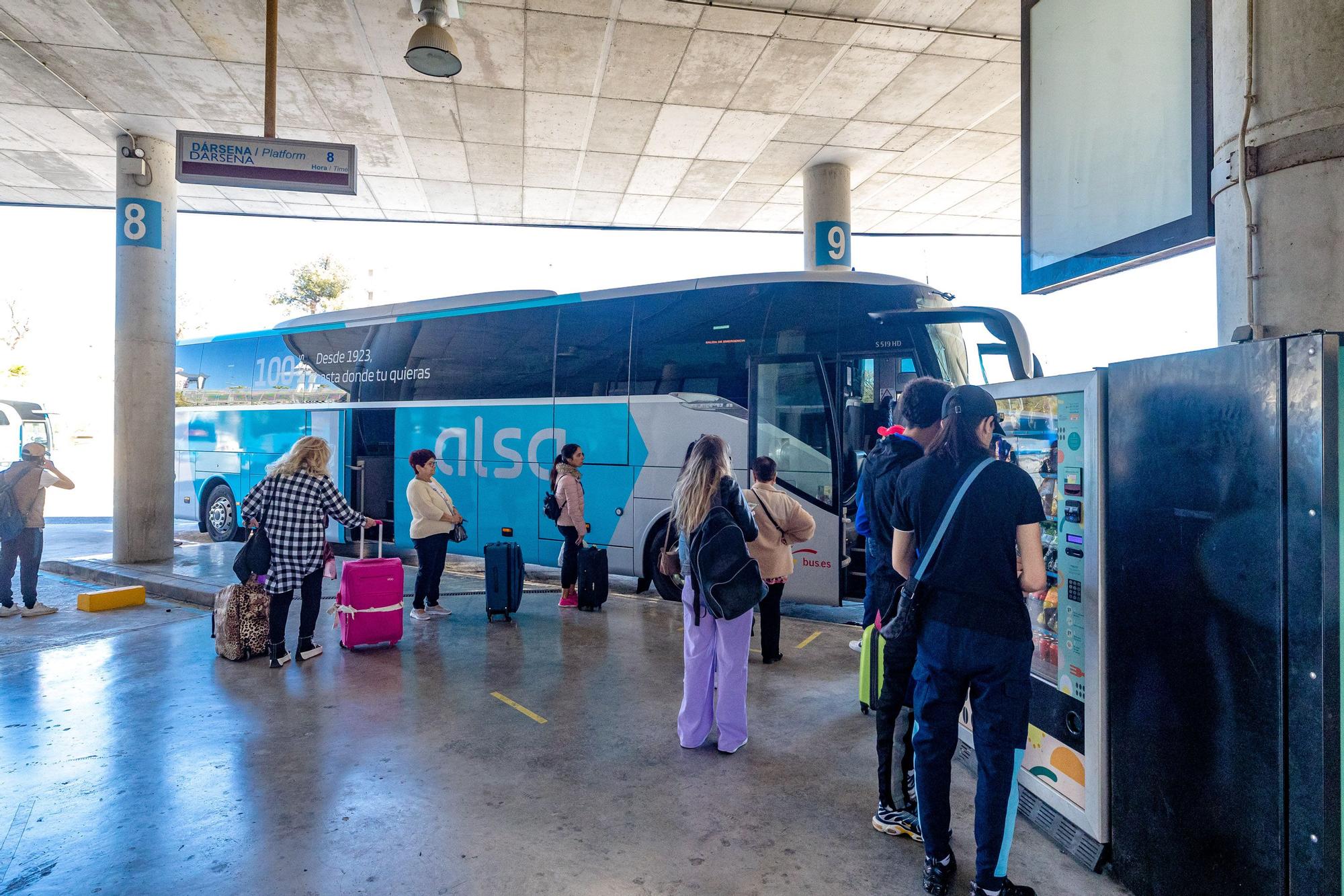 Los viajeros se encuentran una estación de autobuses en en estado de abandono al llegar a Benidorm