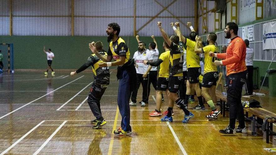 El banquillo del Carnes do Ribeiro celebra un gol en O Consello. // Enzo Sarmiento