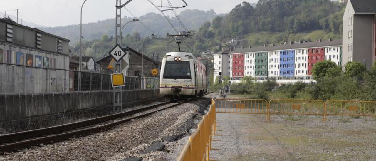 El tren circula por uno de las zonas que será urbanizada en La Felguera. | Fernando Rodríguez