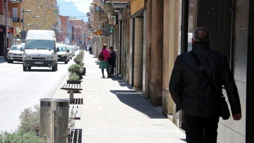 Vianants passejant pel carrer Major de Sant Joan de Vilatorrada