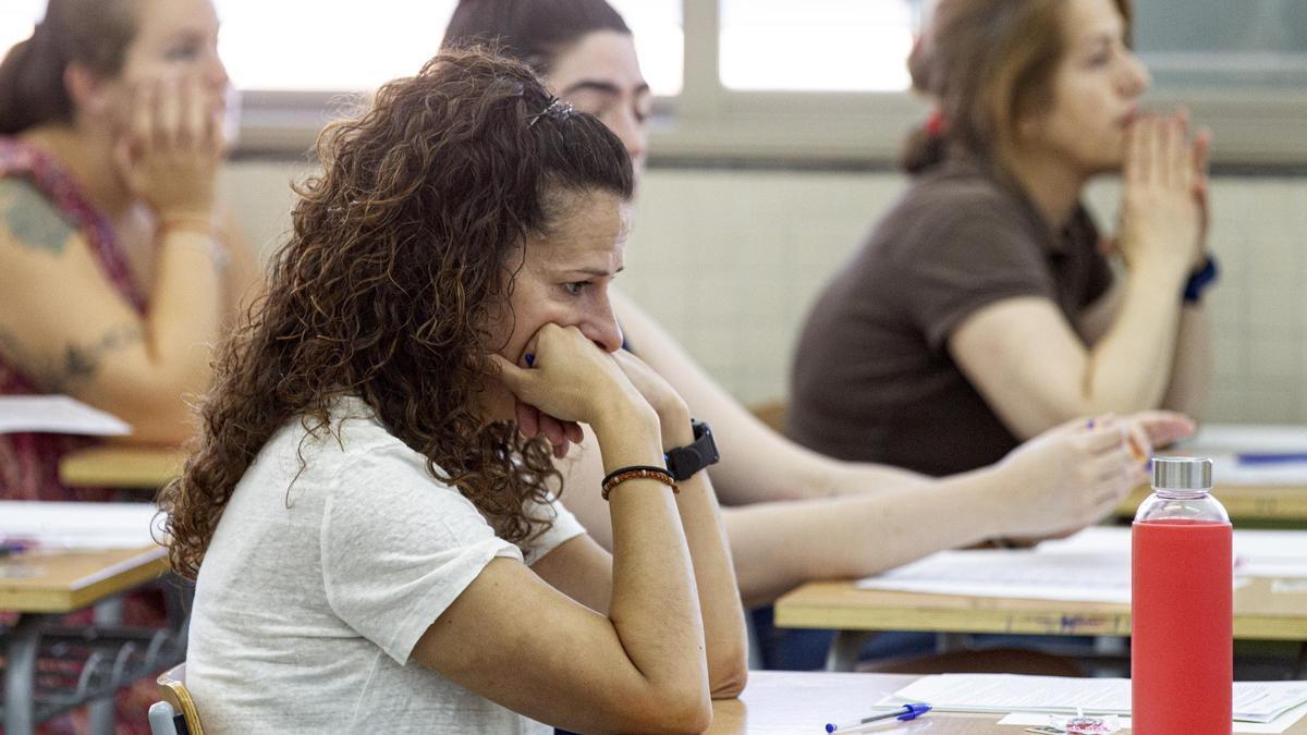 Una opositora a maestra el pasado año antes de comenzar un examen.