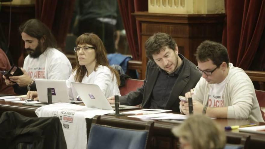 Baltasar Picornell, Laura Camargo, Albert Jarabo y Carlos Saura, de Podemos, en el Parlament.