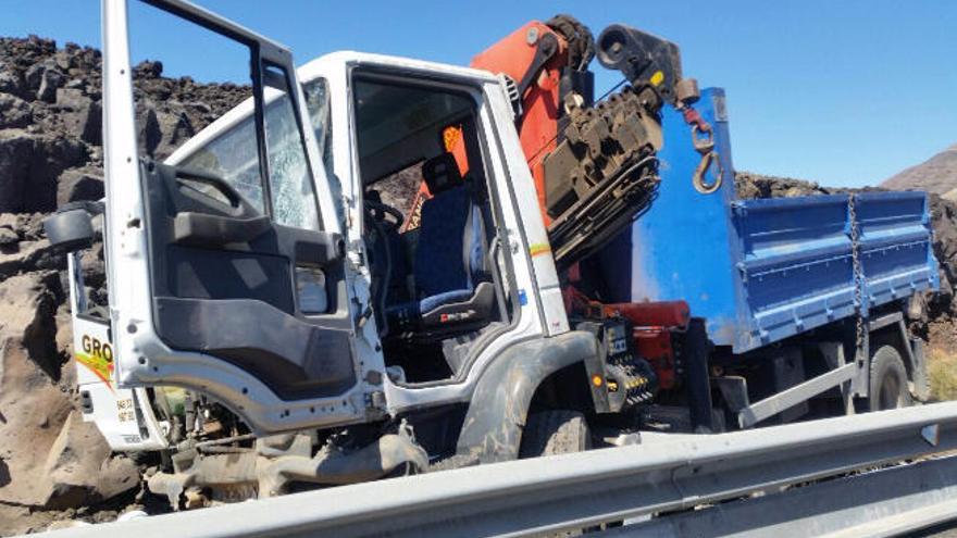 Un conductor, grave al caer un camión por un puente en Lanzarote