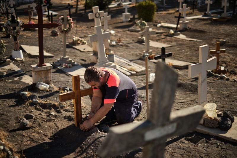 Cruces nuevas en el cementerio viejo de San Andrés