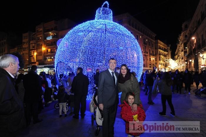 Estrellas y bolas ya brillan en las calles de Murcia