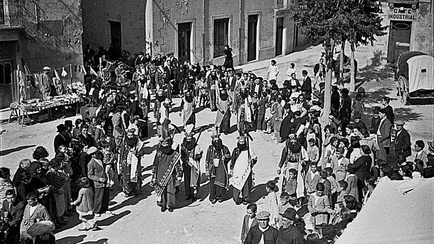 Los Moros Viejos desfilando en la Plaça de Dalt en 1935.