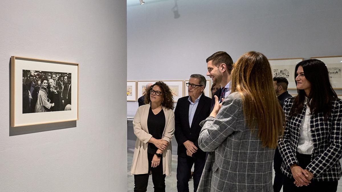 La exposición sobre Picasso, observada por las autoridades en su inauguración.