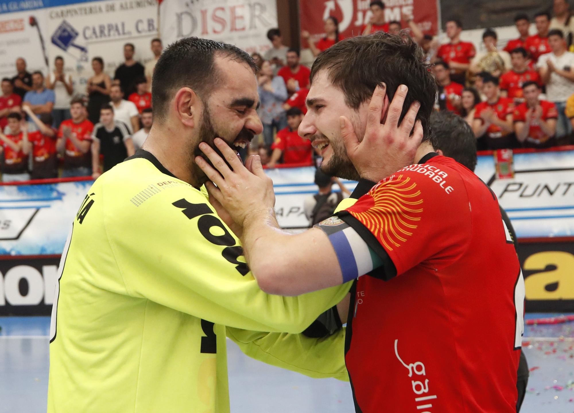 Kevin García celebra el ascenso del Acanor con el capitán, Manu Martínez.