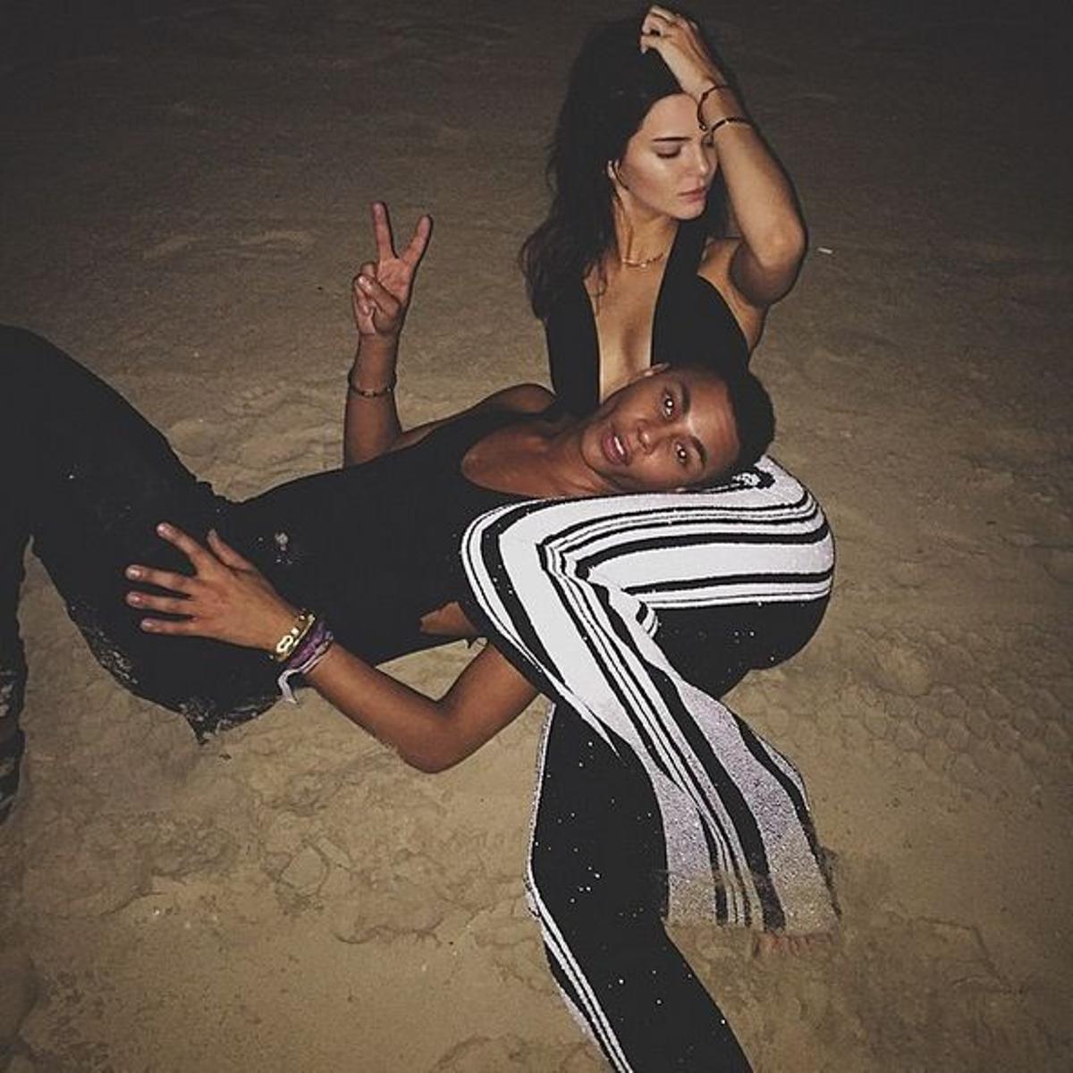 Kendall Jenner con Oliver Rousting durante una fiesta en la playa