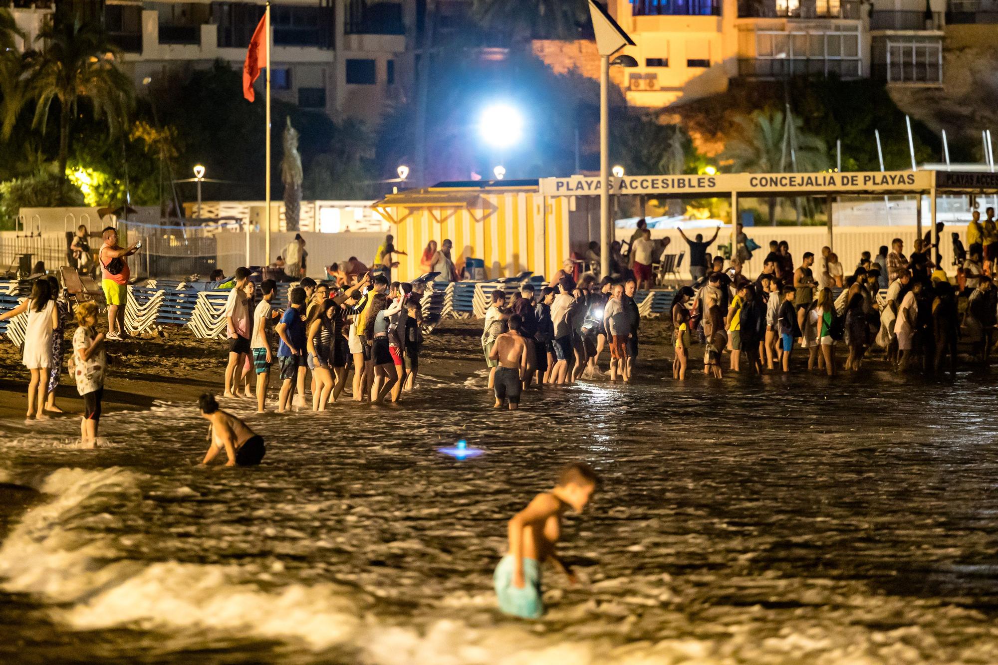 Cientos de personas festejan en las playas de Benidorm la Nit de Sant Joan