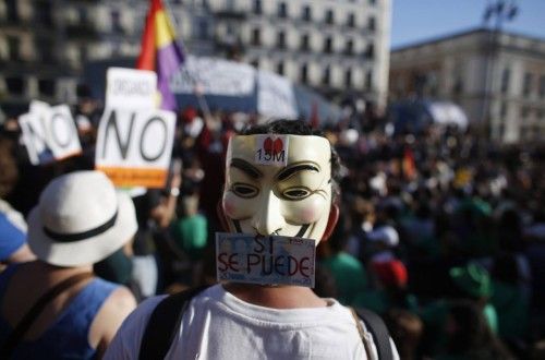 Un manifestante con la máscara de 'Anonimous' en la concentración de Madrid