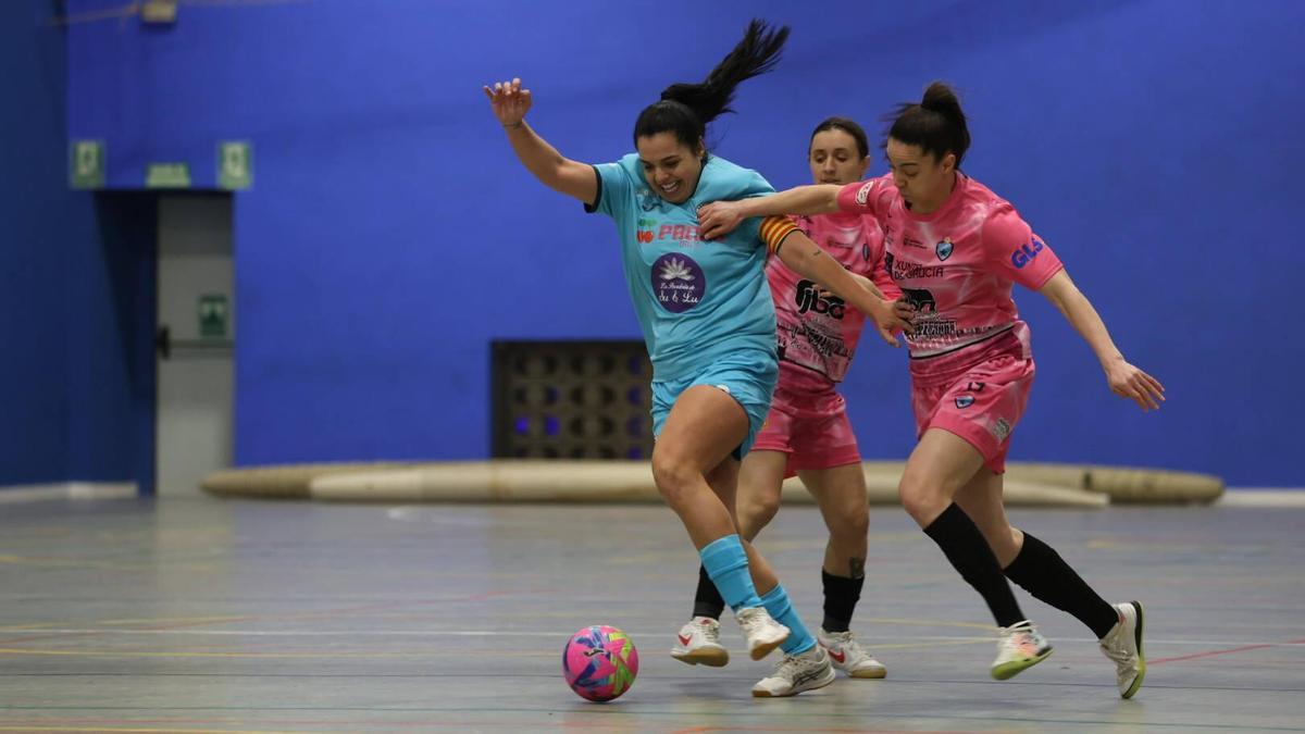 Faty Villar aguanta el balón ante una jugadora del Estrela