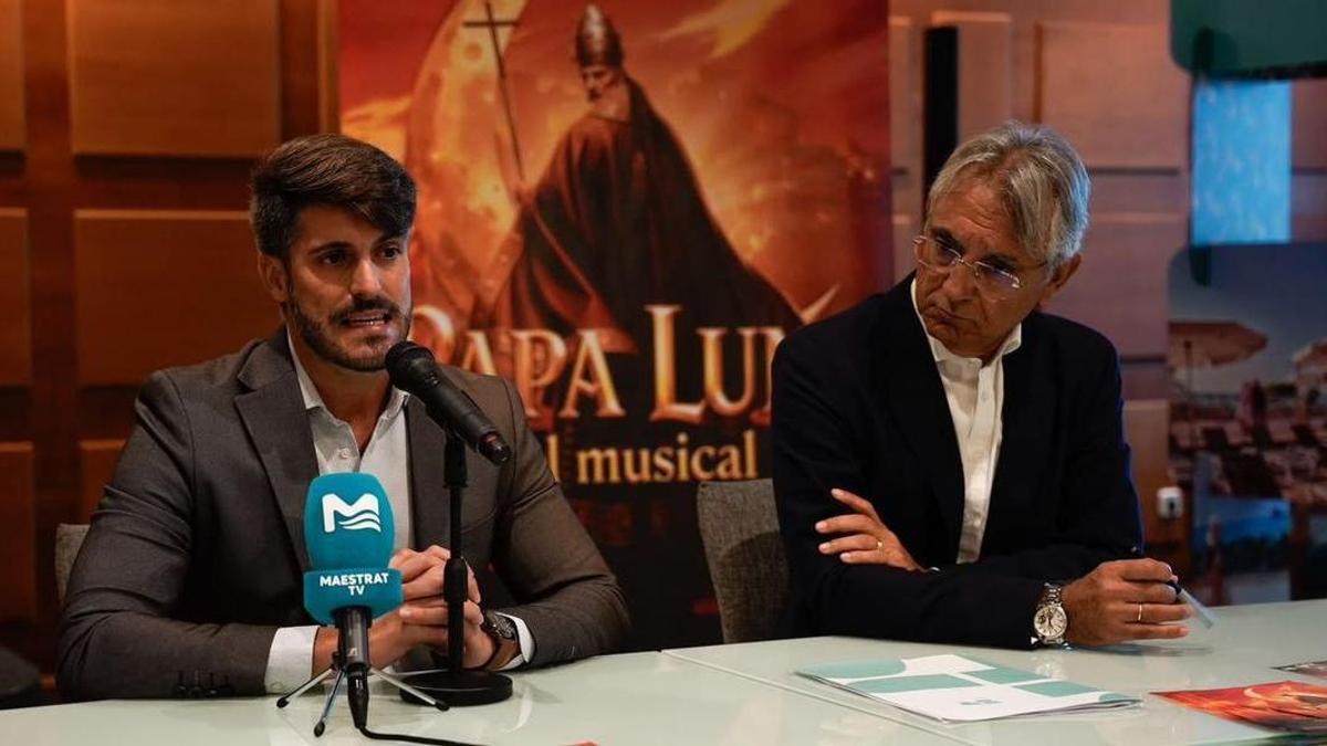 Carlos Delshorts, responsable de La Farsa Compañía; y Javier Gallego, consejero delegado de ZT Hotels, han presentado el convenio de patrocinio del espectáculo 'Papa Luna, El Musical'.