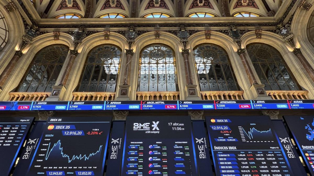 Paneles informativos de la Bolsa de Madrid.