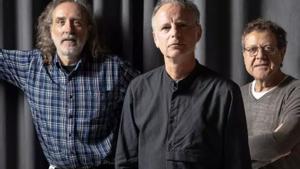 Los miembros del grupo  de música catalán Els Pets, Joan Reig, Lluís Gavaldà y Falin Cáceres. | FERRAN NADEU