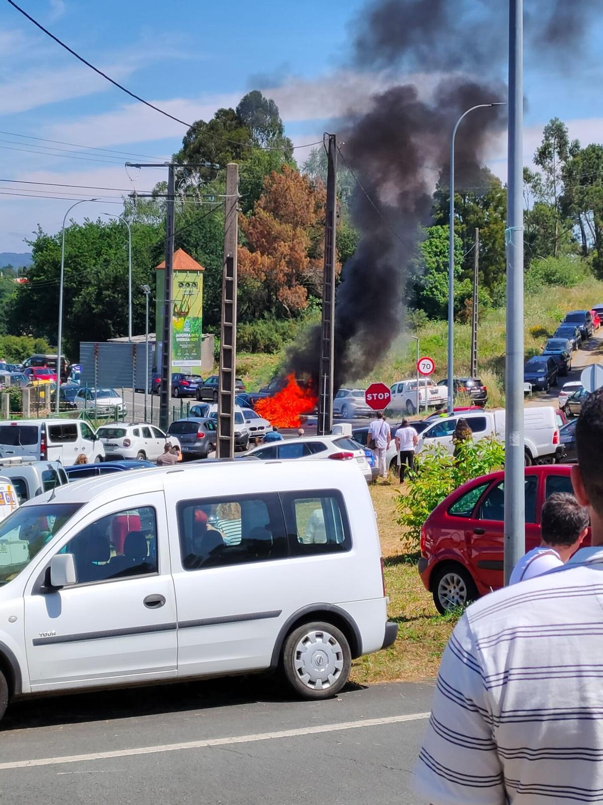 El automóvil en llamas visto desde la rotonda de acceso a la feria.