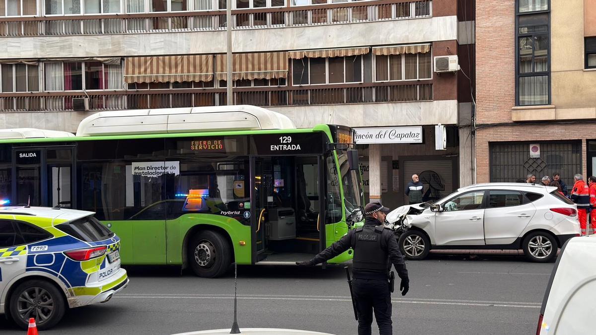 Un autobús y un turismo, este lunes tras sufrir una colisión.