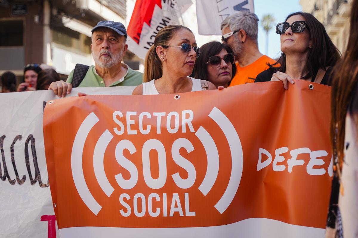 17/06/2026 El Tercer Sector exige mejoras y lanza un 'SOS social' por los servicios sociales: "Si se pone en riesgo perdemos todos". La Plataforma del Sector Social se ha concentrado este miércoles a las puertas de Les Corts para lanzar 'un SOS social' en demanda de mejoras para trabajadores y usuarios de unos servicios sociales "totalmente precarizados": "Es esencial que nos tiremos a la calle en su defensa porque si pone en riesgo la red de protección perdemos todos". ESPAÑA EUROPA COMUNIDAD VALENCIANA SOCIEDAD JORGE GIL/EUROPA PRESS