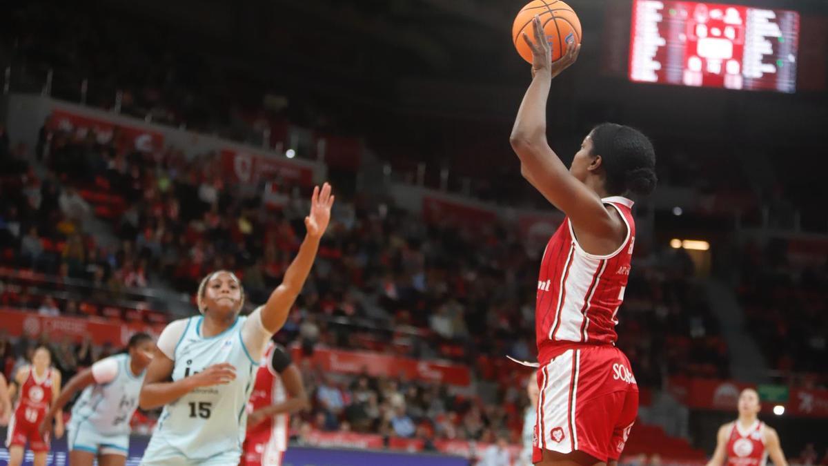 Nadie Fingall lanza un triple en el choque ante el IDK Euskotren.