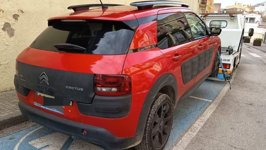 Troben entre matolls un cotxe robat a Vilamalla que havia fugit d'un control a Llançà