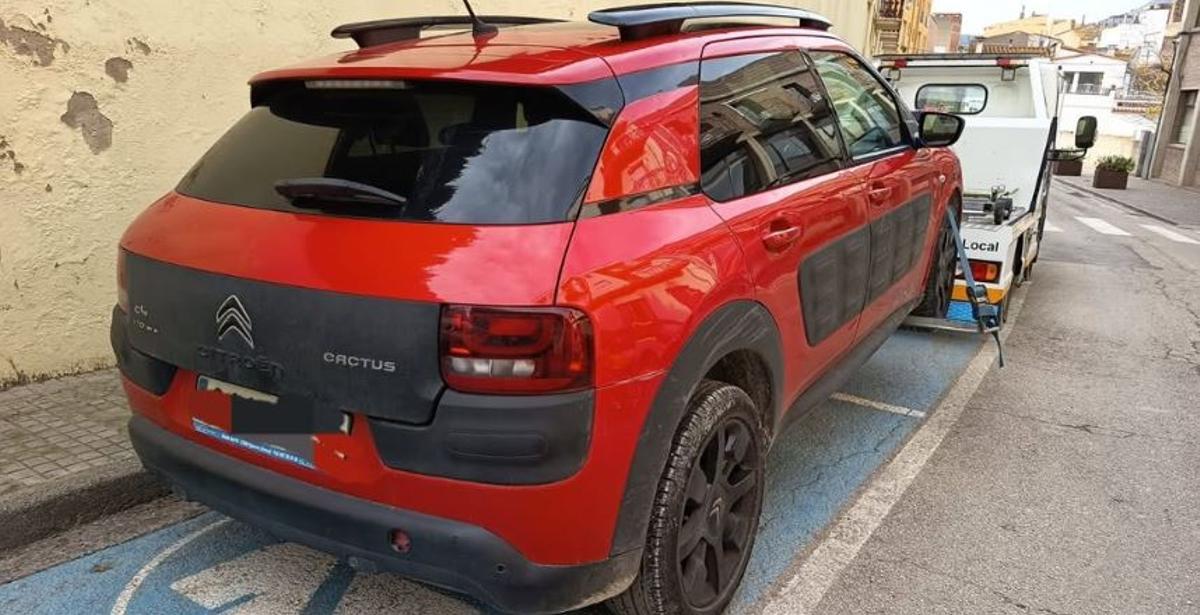 El cotxe recuperat per la Policia Local de Llançà.