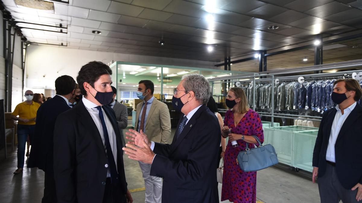 El consejero Rogelio Velasco charlando con el CEO de Silbon, Pablo López, esta mañana en el nuevo centro logístico de la firma cordobesa