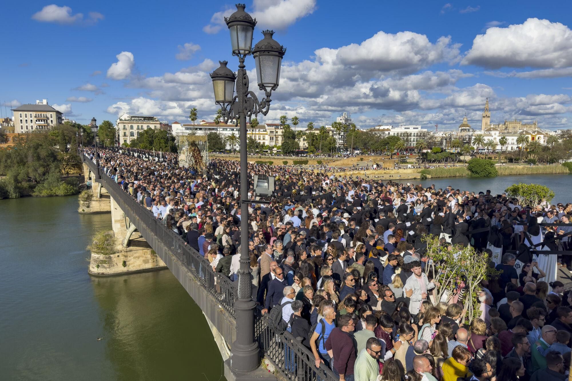 SEVILLA, 18/04/2025.- Procesión de la Hermandad del Santísimo Cristo de la Expiración, conocida popularmente como la Hermandad del Cachorro, este Viernes Santo, en Sevilla. La Hermandad del Santísimo Cristo de la Expiración, conocida popularmente como la Hermandad del Cachorro, realiza su estación de penitencia hoy Viernes Santo, 18 de abril de 2025. Desde su basílica en la calle Castilla, en el corazón de Triana, la cofradía recorrerá Sevilla con sus dos pasos: el del Santísimo Cristo de la Expiración, conocido como el Cachorro, y el de Nuestra Madre y Señora del Patrocinio.  EFE/ David Arjona