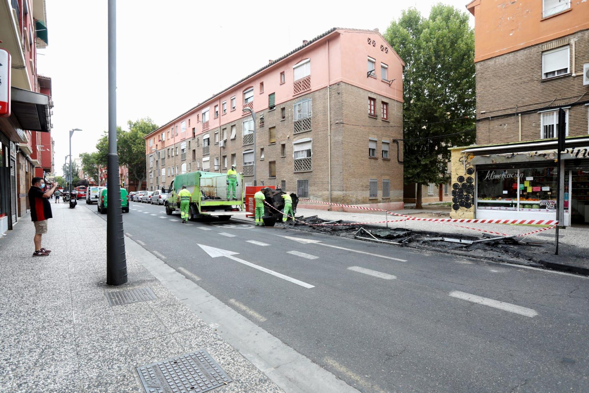 Quema de contenedores en la calle Salvador Minguijón