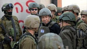 El primer ministro israeli visita las tropas en Gaza.