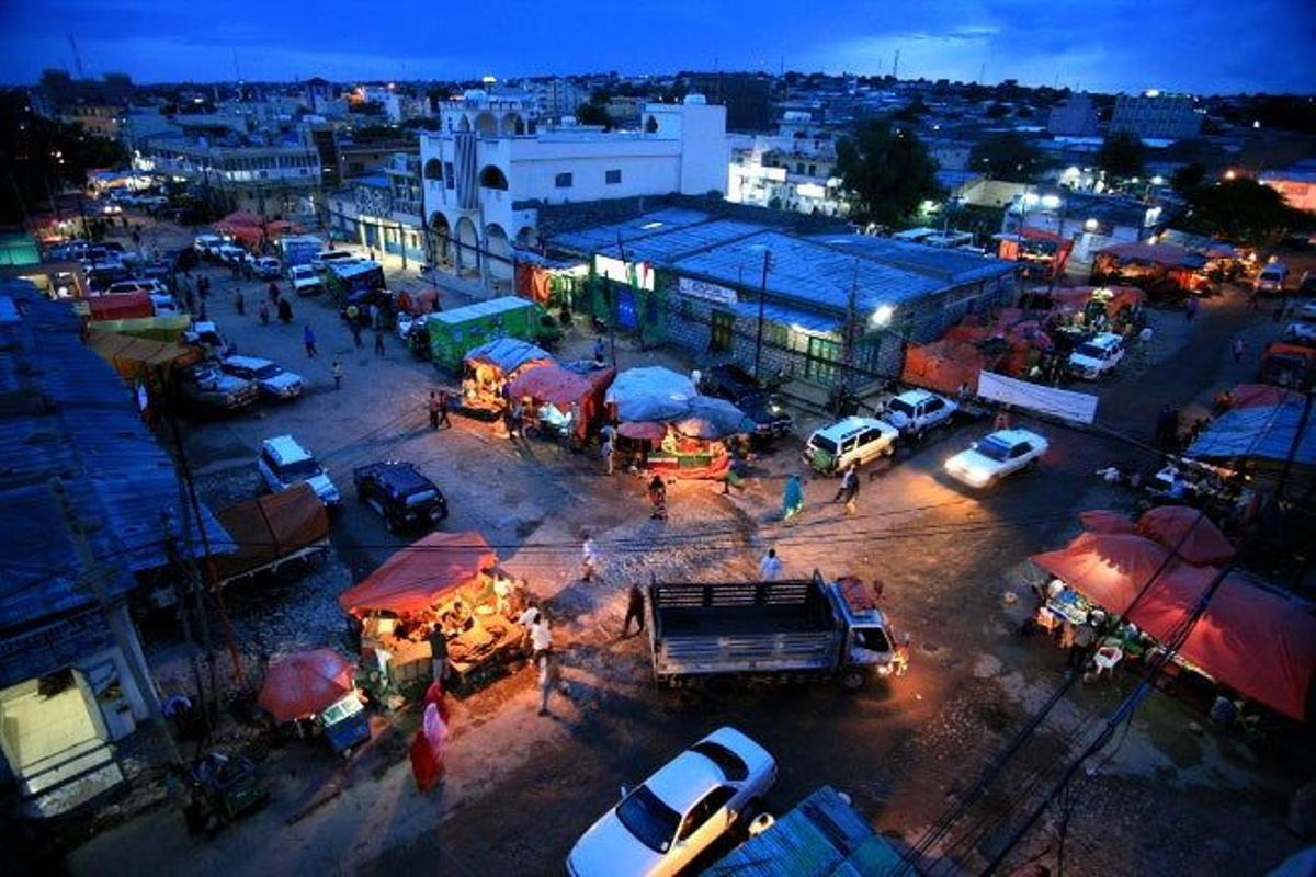 Hargeisa, la capital, cuenta con algunos edificios modernos de cinco o seis plantas y antenas de telecomuicaciones.