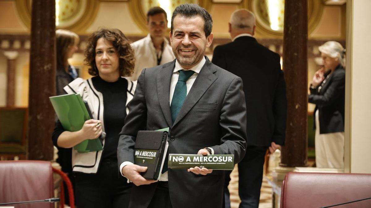 El portavoz adjunto de Vox en la Asamblea Regional, Rubén Martínez Alpañez, acudió al pleno con mensajes contra Mercosur.