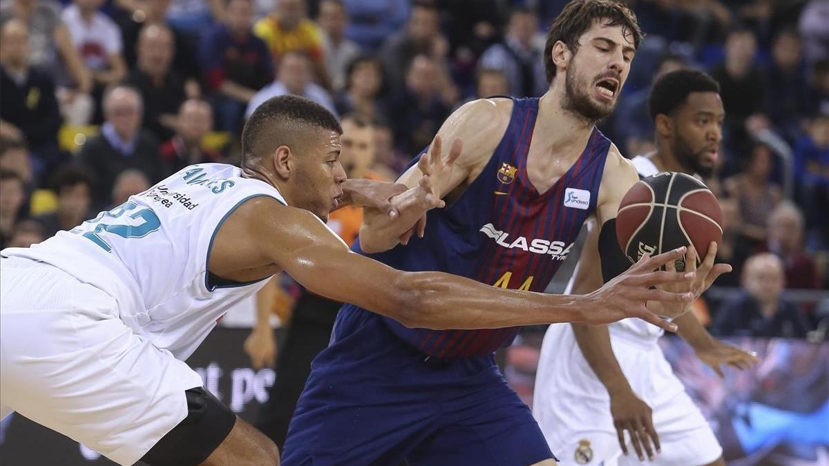 El azulgrana Tomic pelea con Tavares en una acción del partido