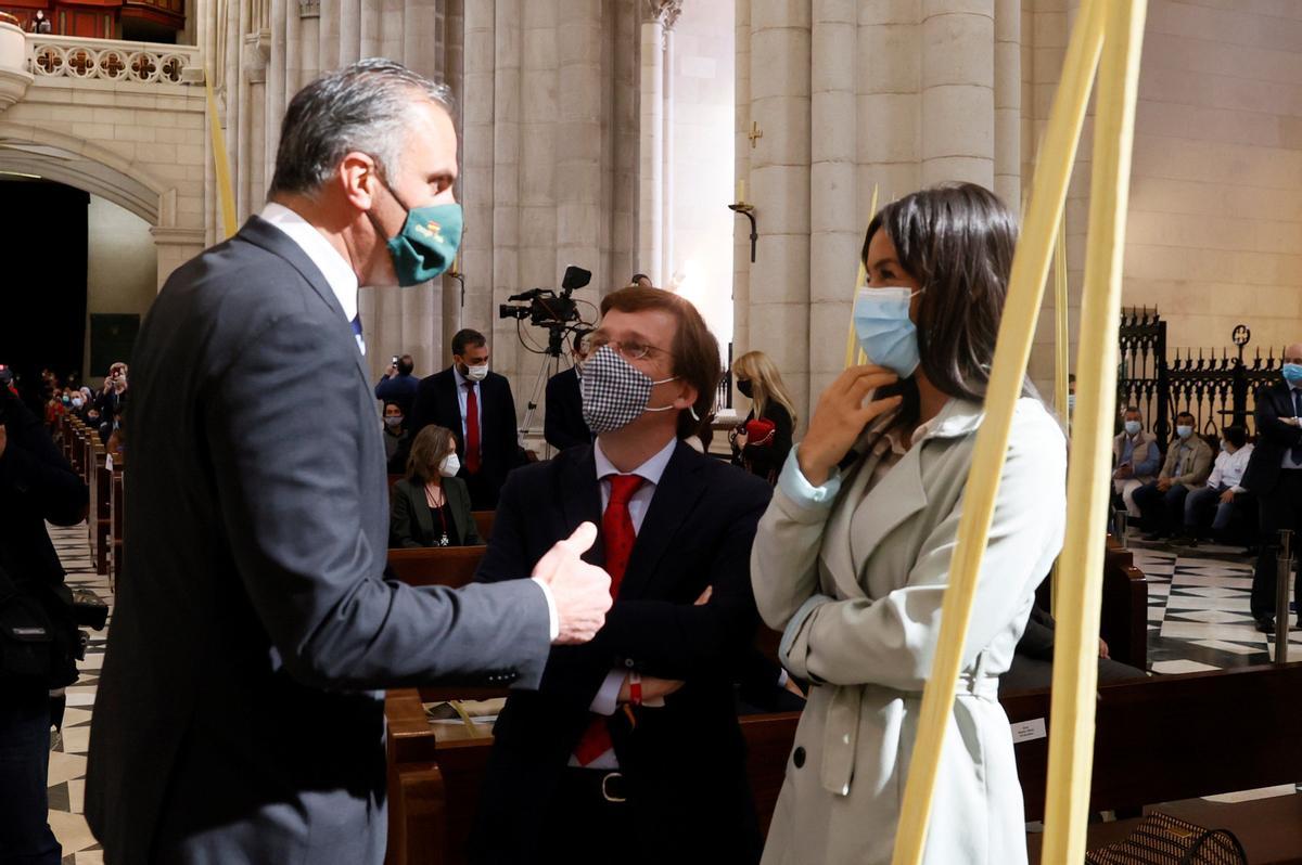 Javier Ortega-Smith, con el alcalde de Madrid, José Luis Martínez Almeida, y la vicealcaldesa Begoña Villacís en la misa de Domingo de Ramos celebrada hoy en la catedral de La Almudena.