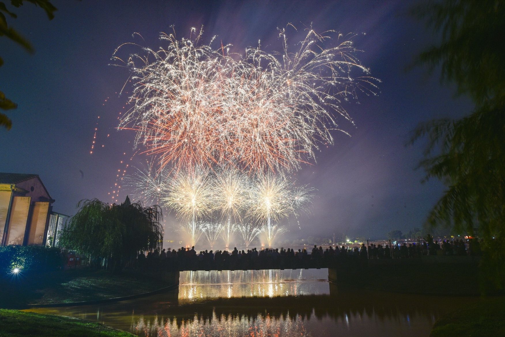 El Parc de l'Agulla s'omple per veure el Castell de Focs