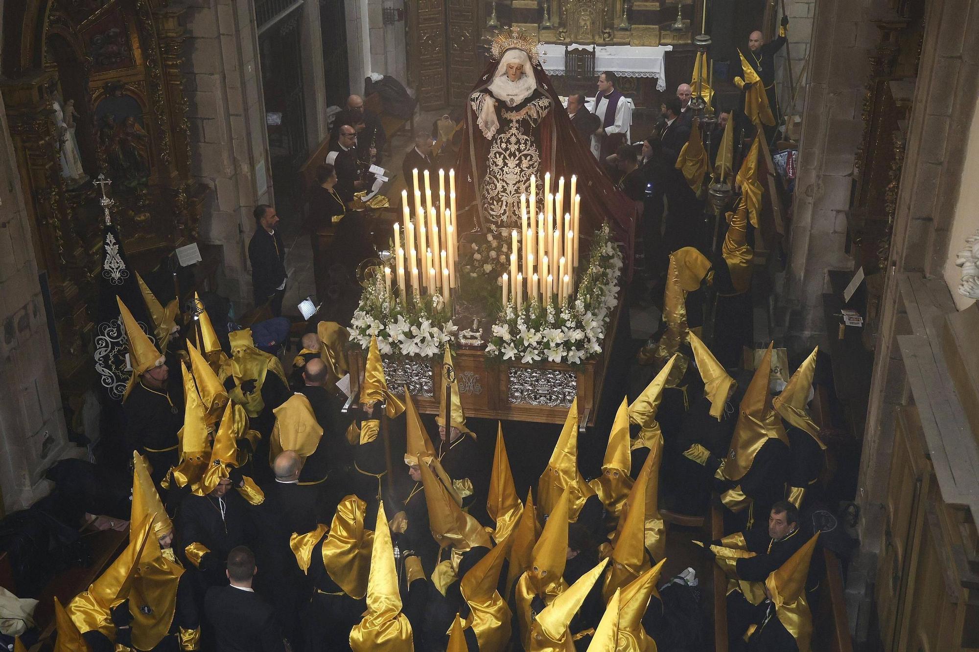 La procesión de Nuestra Señora de la Humildad venció a la lluvia este lunes