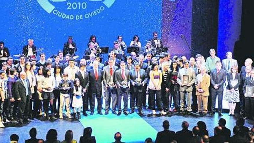 Todos los galardonados con los premios deportivos «Ciudad de Oviedo» posan en torno al alcalde, Gabino de Lorenzo, en el escenario del teatro Campoamor.