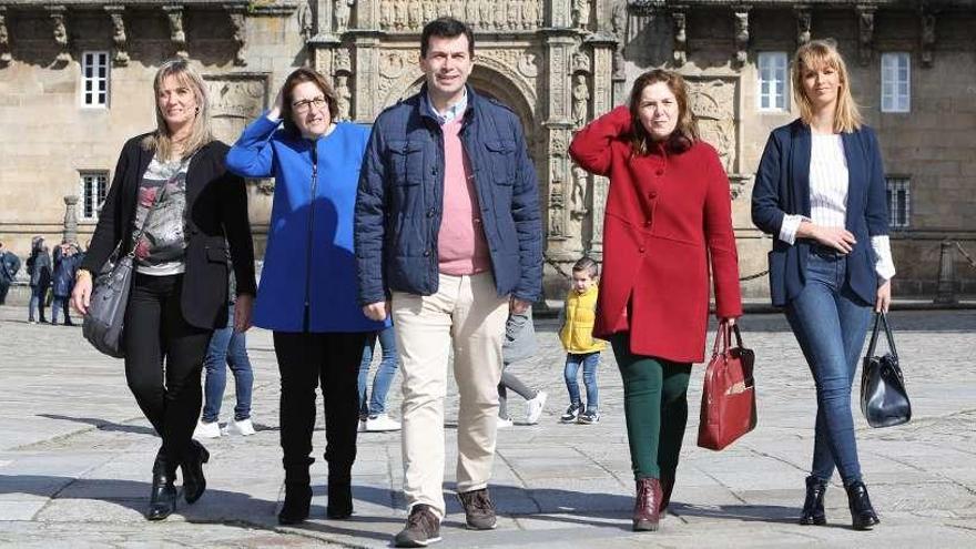 Ana Prieto, Olga Alonso, Gonzalo Caballero, Pilar Cancela y Marina Ortega, ayer, en Santiago. // X. Álvarez