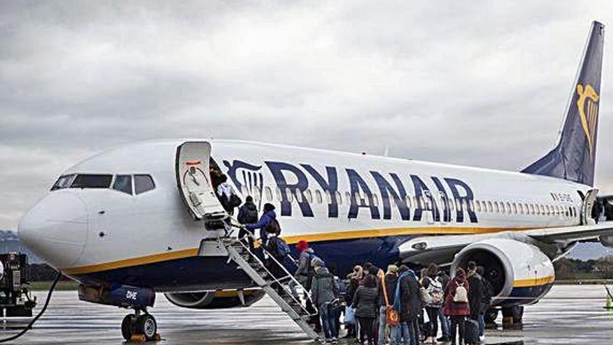 Passatgers embarcant en un avió de Ryanair.