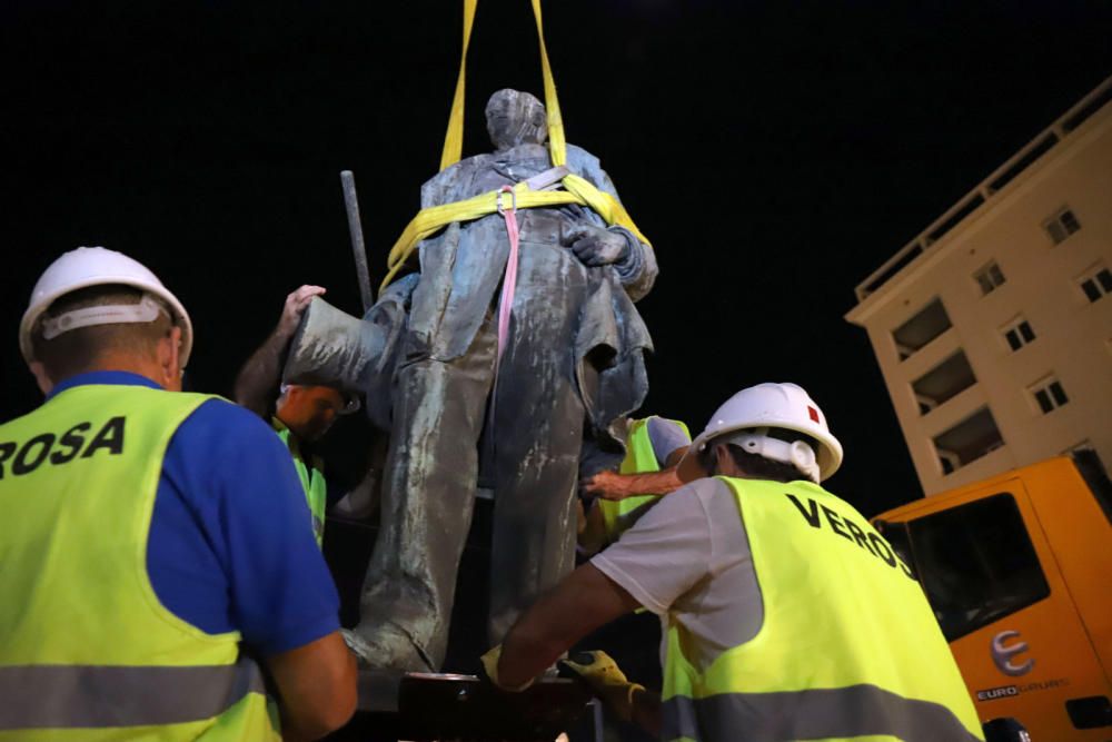 Traslado de la escultura del Marqués de Larios para su restauración.