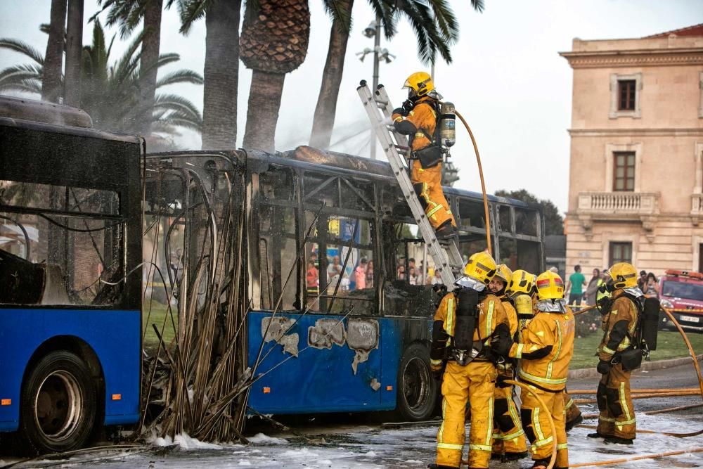 Se incendia un autobús de la EMT en pleno Paseo Sagrera de Palma