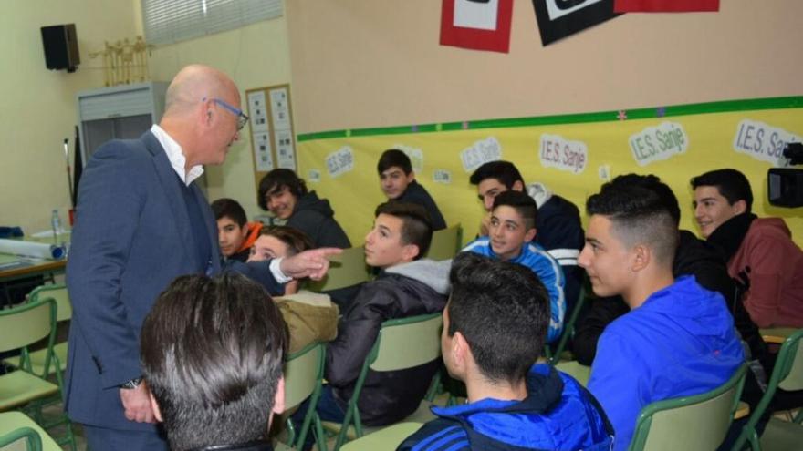 El consejero Juan Hernández charla con estudiantes del Sanje de Alcantarilla. Carm