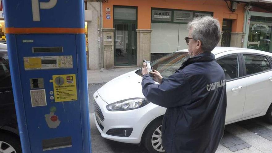 Un controlador de la ORA en una de las calles de la ciudad.