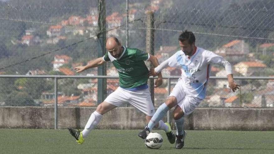 Una acción del partido entre el Cruceiro y A Lama. // Santos Álvarez