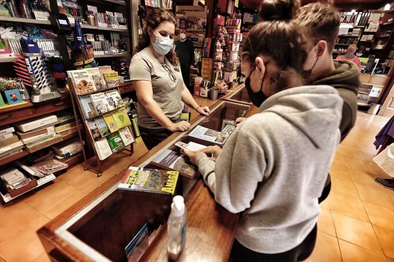 La librería El Águila, la más antigua de Tenerife, cumple 80 años