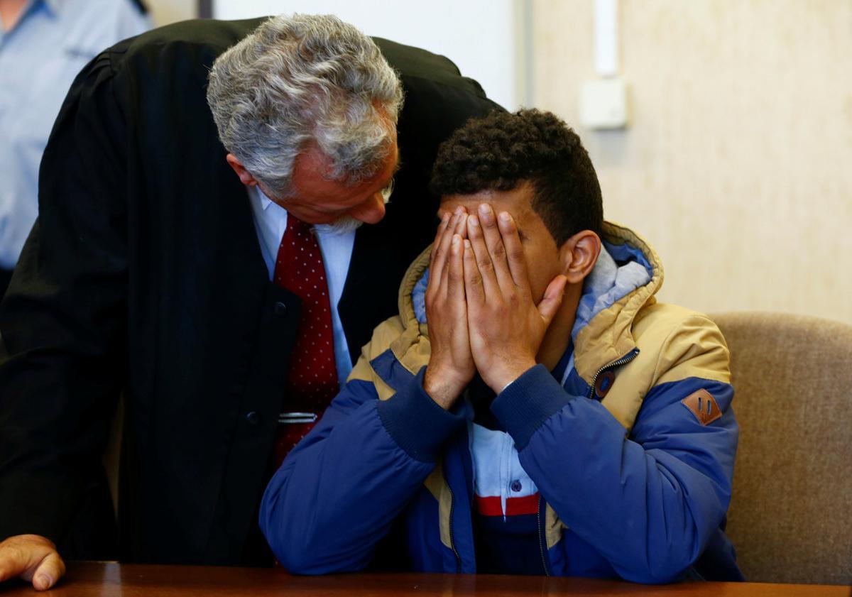 Lawyer Ruediger Buhr (L) speaks to his client, a 23-year-old Algerian who faces charges of assaults on woman during New Year’s Eve celebrations in Cologne, at a regional court in Cologne, western Germany, May 6, 2016.    REUTERS/Wolfgang Rattay      TPX IMAGES OF THE DAY