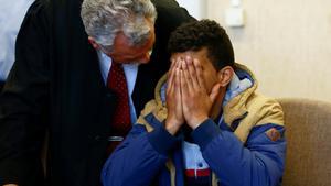 Lawyer Ruediger Buhr (L) speaks to his client, a 23-year-old Algerian who faces charges of assaults on woman during New Year’s Eve celebrations in Cologne, at a regional court in Cologne, western Germany, May 6, 2016.    REUTERS/Wolfgang Rattay      TPX IMAGES OF THE DAY