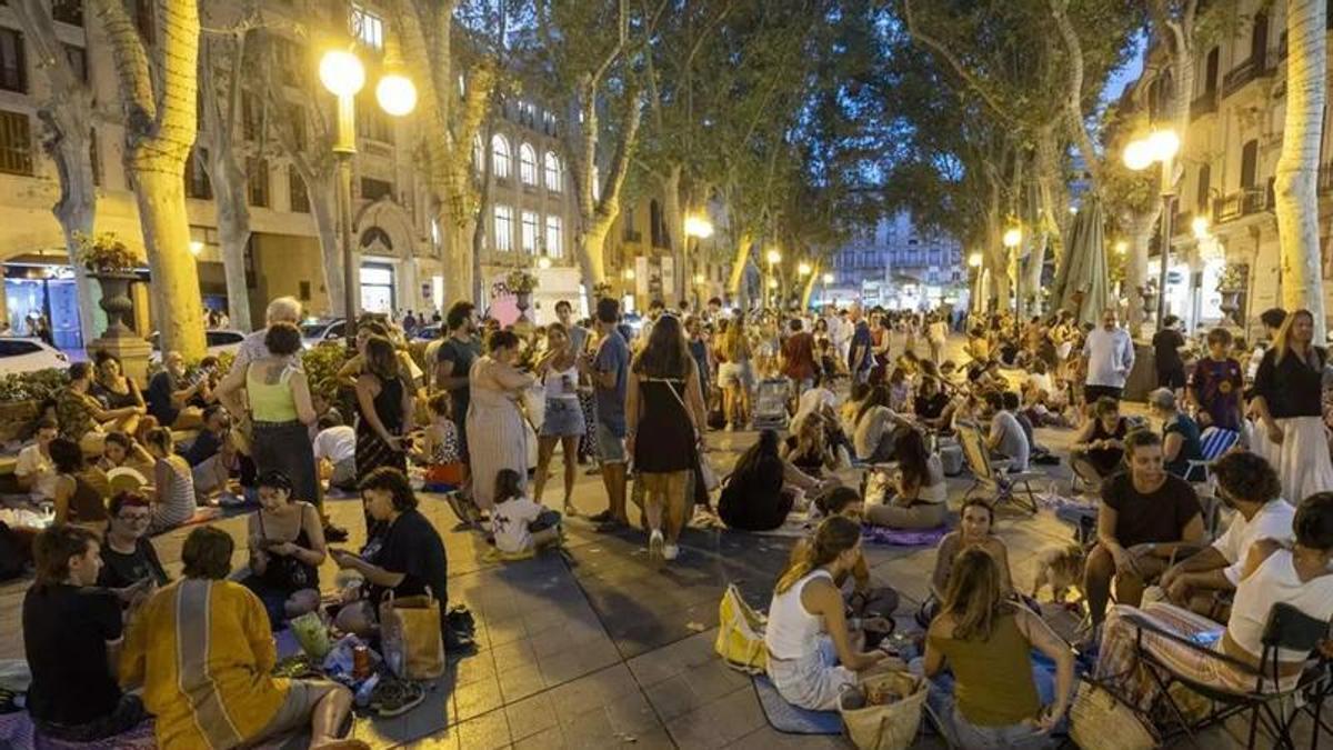 Gut gefüllt war der Passeig del Born zum "Sopar a la llesca".