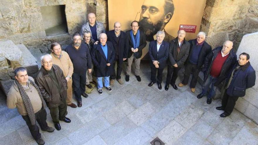 Miembros de la Fundación Curros Enríquez en el patio de la Casa Museo. // Jesús Regal