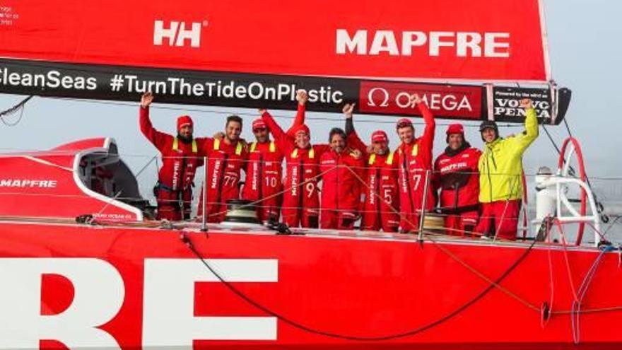 La tripulación del Mapfre tras su victoria en Newport.