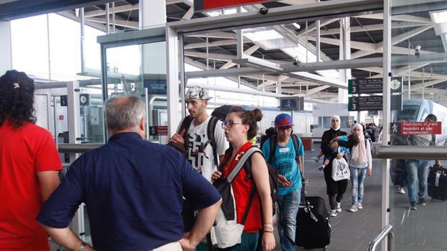 Los ocho refugiados sirios llegan a la estación del AVE en Valencia tras haber aterrizado ayer en Madrid procedentes de Líbano.